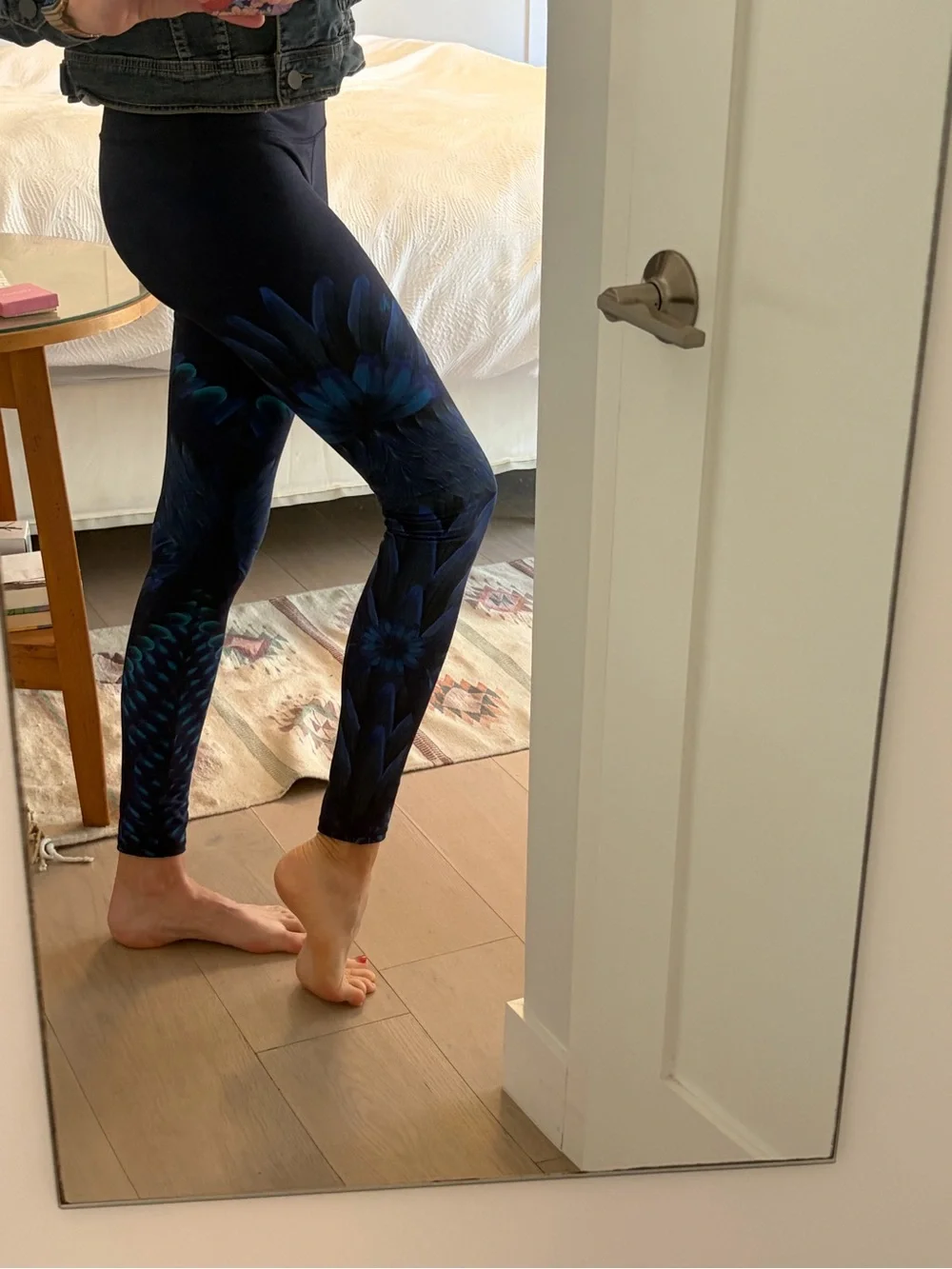 ALO Yoga Navy Blue Airbrush Leggings - blue feather print (Size M)